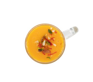 Beyaz arka planda izole edilmiş taze mango meyve suyu.