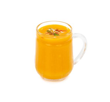 Beyaz arka planda izole edilmiş taze mango meyve suyu.