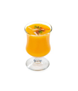 Beyaz arka planda izole edilmiş taze mango meyve suyu.