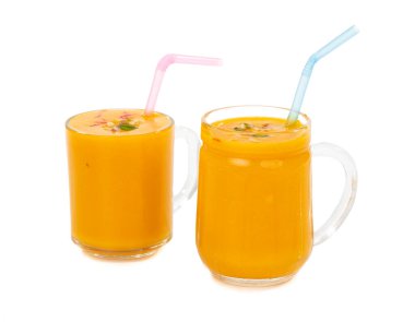 Beyaz arka planda izole edilmiş taze mango meyve suyu.