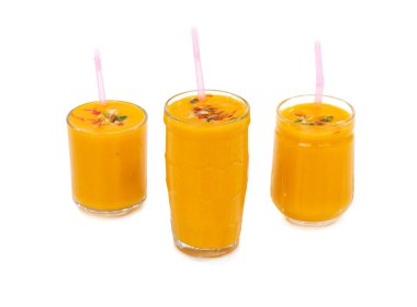 Beyaz arka planda izole edilmiş taze mango meyve suyu.