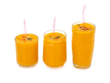 Beyaz arka planda izole edilmiş taze mango meyve suyu.