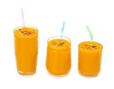 Beyaz arka planda izole edilmiş taze mango meyve suyu.