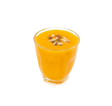 Beyaz arka planda izole edilmiş taze mango meyve suyu.