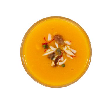 Beyaz arka planda izole edilmiş taze mango meyve suyu.