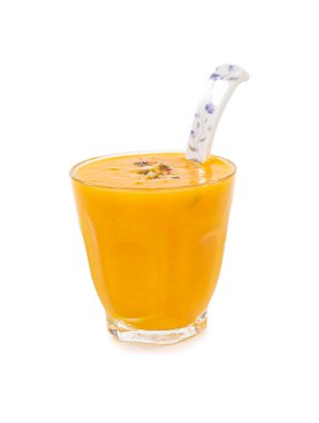 Beyaz arka planda izole edilmiş taze mango meyve suyu.