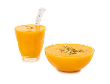 Beyaz arka planda izole edilmiş taze mango meyve suyu.