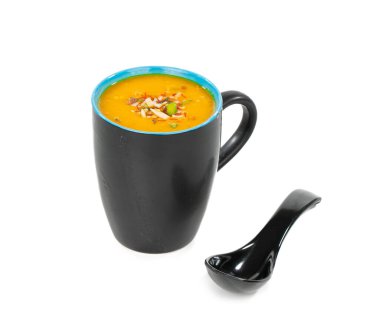 Beyaz arka planda izole edilmiş taze mango meyve suyu.