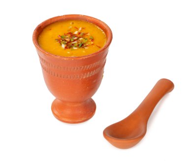 Beyaz arka planda izole edilmiş taze mango meyve suyu.