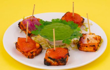 Hint başlangıç tabağı Paneer Tikka Kebap ya da ızgara Paneer Tikka Kebap Baharatta marine edilmiş süzme peynirden yapılmış ve Tandoor 'da kızartılmış. Salata ve Yeşil Nane Chutney ile servis edilir.