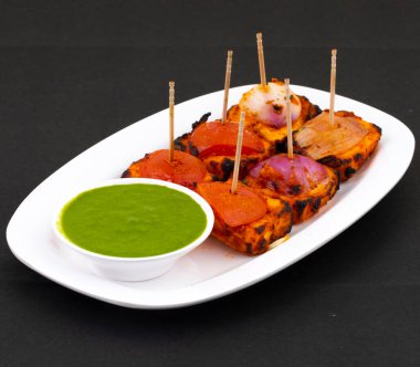 Hint başlangıç tabağı Paneer Tikka Kebap ya da ızgara Paneer Tikka Kebap Baharatta marine edilmiş süzme peynirden yapılmış ve Tandoor 'da kızartılmış. Salata ve Yeşil Nane Chutney ile servis edilir.