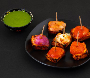 Hint başlangıç tabağı Paneer Tikka Kebap ya da ızgara Paneer Tikka Kebap Baharatta marine edilmiş süzme peynirden yapılmış ve Tandoor 'da kızartılmış. Salata ve Yeşil Nane Chutney ile servis edilir.