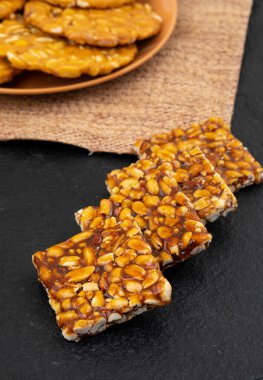 Geleneksel Hint yemeği Chikki fıstıktan ve jagjiden yapılmıştır.