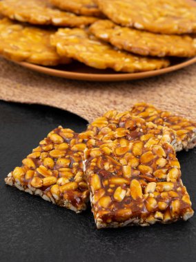 Geleneksel Hint yemeği Chikki fıstıktan ve jagjiden yapılmıştır.