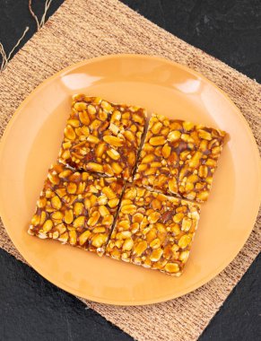 Geleneksel Hint yemeği Chikki fıstıktan ve jagjiden yapılmıştır.