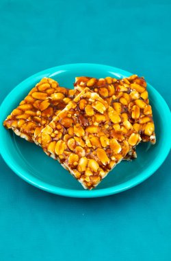 Geleneksel Hint yemeği Chikki fıstıktan ve jagjiden yapılmıştır.