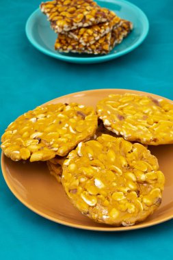 Geleneksel Hint yemeği Chikki fıstıktan ve jagjiden yapılmıştır.