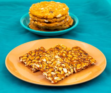 Geleneksel Hint yemeği Chikki fıstıktan ve jagjiden yapılmıştır.