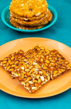Geleneksel Hint yemeği Chikki fıstıktan ve jagjiden yapılmıştır.