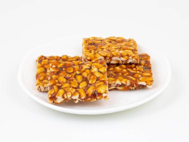 Geleneksel Hint yemeği Chikki fıstıktan ve jagjiden yapılmıştır.