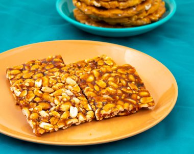 Geleneksel Hint yemeği Chikki fıstıktan ve jagjiden yapılmıştır.