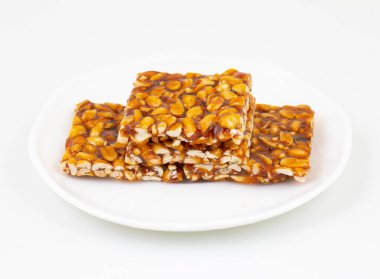 Geleneksel Hint yemeği Chikki fıstıktan ve jagjiden yapılmıştır.