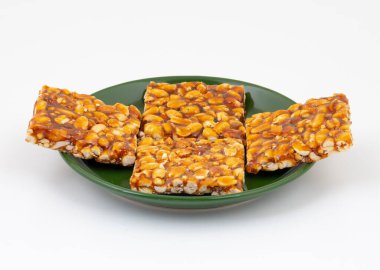 Geleneksel Hint yemeği Chikki fıstıktan ve jagjiden yapılmıştır.