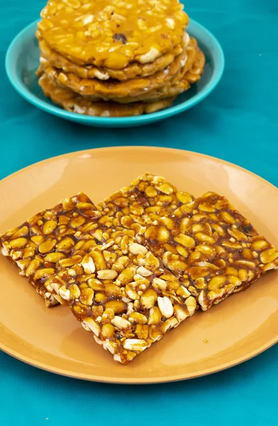 Geleneksel Hint yemeği Chikki fıstıktan ve jagjiden yapılmıştır.