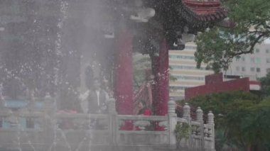 16 Şubat 2018 - Asya Aile 288 Barış Anıtı Parkı, Zhongzheng dağ, Taipei, Tayvan bir çeşme zevk bir yavaş hareket atış