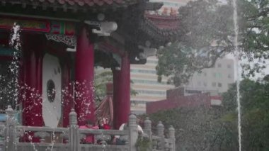 16 Şubat 2018 - Asya Aile 288 Barış Anıtı Parkı, Zhongzheng dağ, Taipei, Tayvan bir çeşme zevk bir yavaş hareket atış