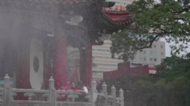 16 Şubat 2018 - Asya Aile 288 Barış Anıtı Parkı, Zhongzheng dağ, Taipei, Tayvan bir çeşme zevk bir yavaş hareket atış