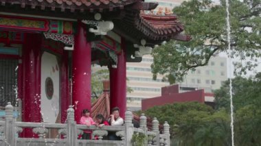 16 Şubat 2018 - Asya Aile 288 Barış Anıtı Parkı, Zhongzheng dağ, Taipei, Tayvan bir çeşme zevk bir yavaş hareket atış