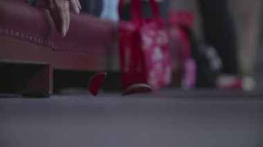 Kimliği belirsiz kişi için tapınak toprağa Jiaobei blok savurma