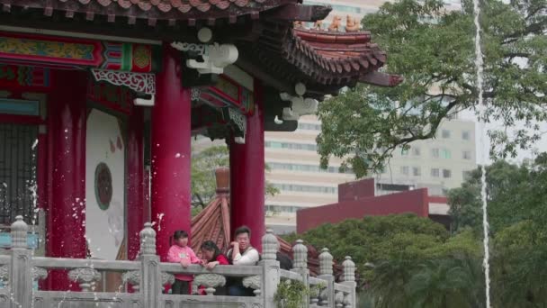 Februar 2018 Eine Zeitlupenaufnahme Einer Asiatischen Familie Die Einen Brunnen — Stockvideo