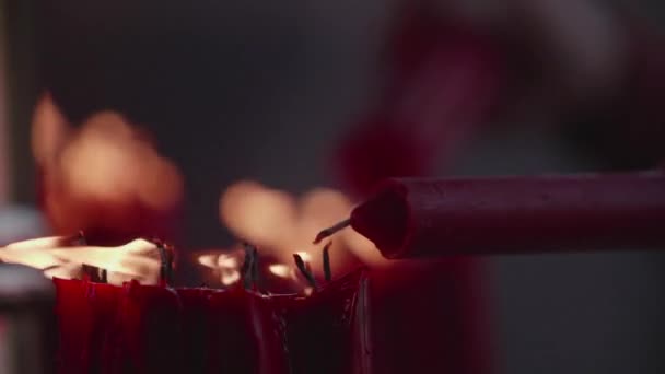 慢动作蜡烛上的火焰特写镜头 — 图库视频影像