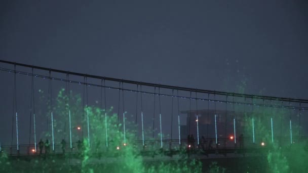 Lanzamiento Cámara Lenta Gotas Agua Cayendo Una Fuente Puente Colgante — Vídeos de Stock