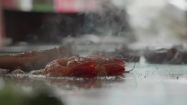 Yetenekli teppanyaki Şef karides pişirme yavaş çekim