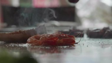Yetenekli teppanyaki Şef karides pişirme yavaş çekim