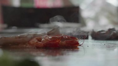 Yetenekli teppanyaki Şef karides pişirme yavaş çekim