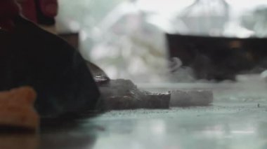 Ağır çekim shot yetenekli teppanyaki Şef sığır eti yemek