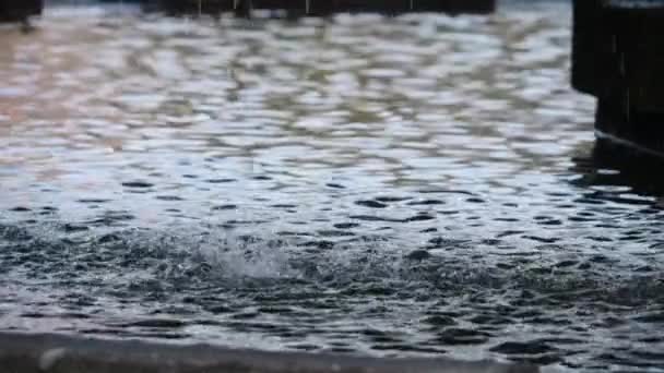 Slow Motion Shot Van Water Druppels Vallen Uit Een Fontein — Stockvideo