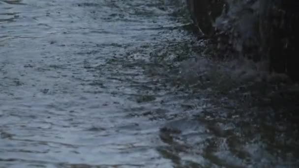 Colpo Lento Gocce Acqua Che Cadono Una Fontana — Video Stock