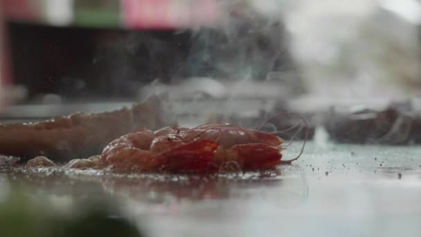 Slow Motion Shot Wykwalifikowanych Teppanyaki Szef Kuchni Gotowania Krewetek — Wideo stockowe