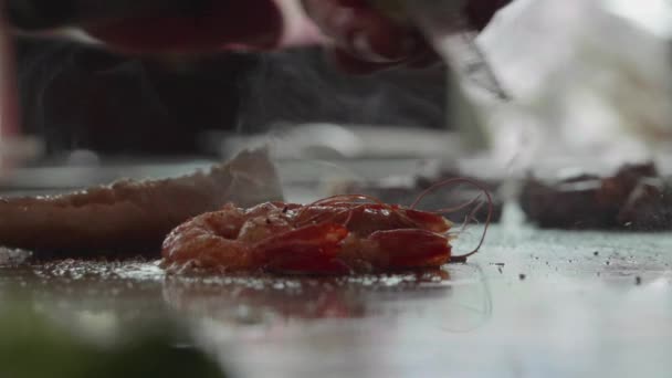 Fotografía Cámara Lenta Del Experto Chef Teppanyaki Cocinando Camarones — Vídeos de Stock