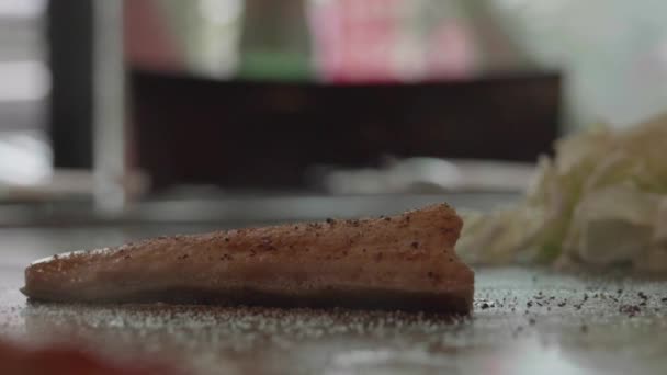 Slow Motion Shot Wykwalifikowanych Teppanyaki Szef Kuchni Cookingking Ryb — Wideo stockowe