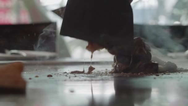 熟練の鉄板焼シェフの料理牛肉のスローモーション撮影 — ストック動画