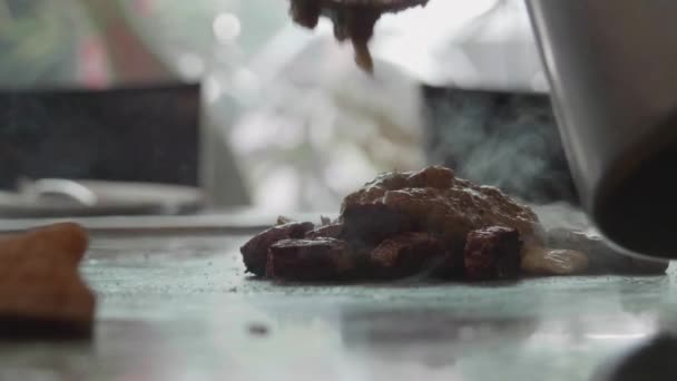 Tiro Câmera Lenta Carne Cozinhando Chef Teppanyaki Qualificados — Vídeo de Stock