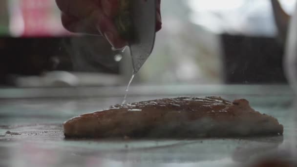 Tiro Câmera Lenta Peixes Cozinhando Chef Teppanyaki Qualificados — Vídeo de Stock