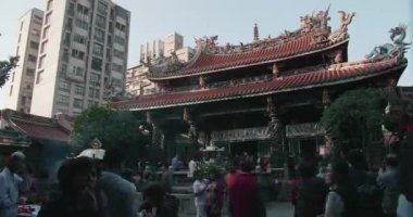 15 Şubat 2018 - yapmak insanların zaman atlama atış hak Çin ay New Year's Eve Longshan tapınakta, Taipei, Tayvan.