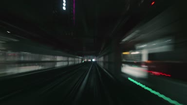 Timelapse gece Metro Taipei kahverengi çizgi bir kadeh. Taipei, Tayvan